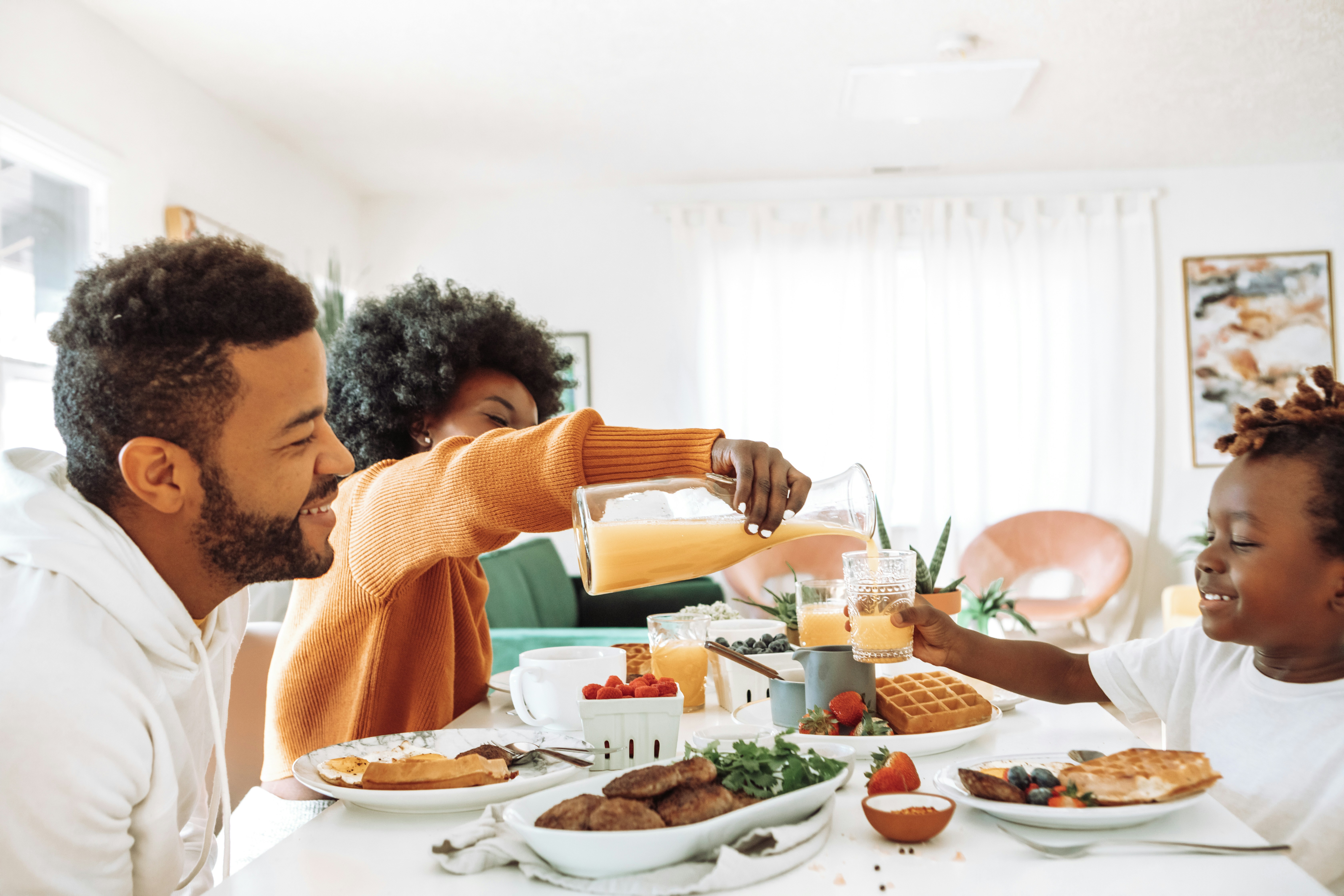 Family having breakfast with no phones.